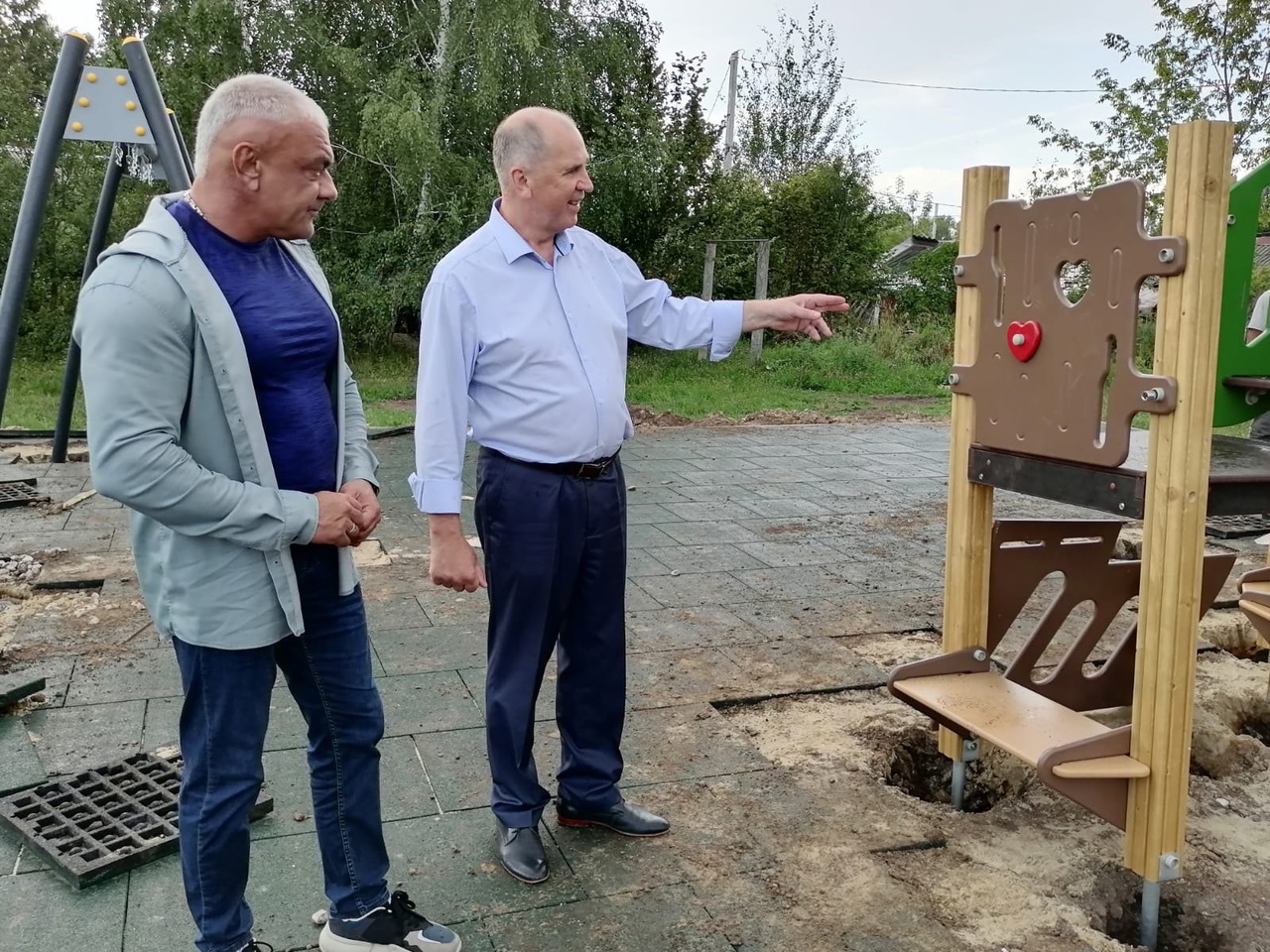 Инспектирование детской площадки в Стадионном переулке..