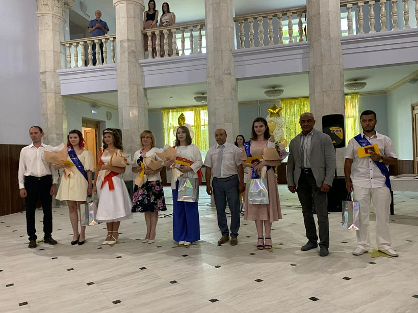 Праздник окончания школы прошел 5 июля для выпускников общеобразовательных учреждений Ясногорского района..