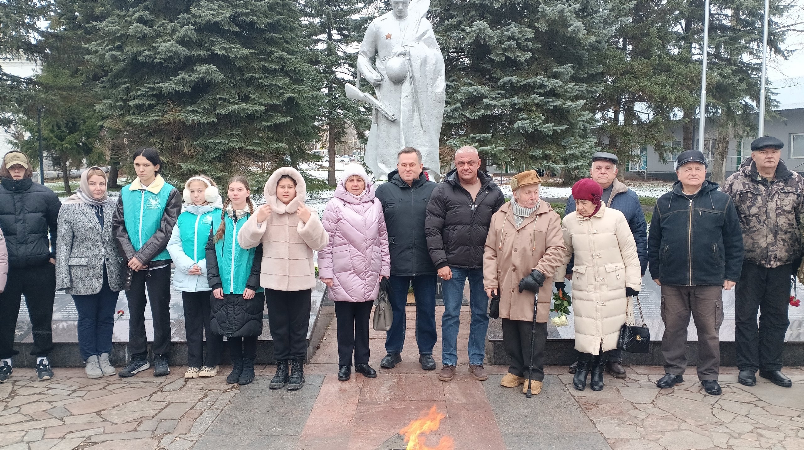 В Ясногорске возложили цветы в честь Дня Неизвестного Солдата.