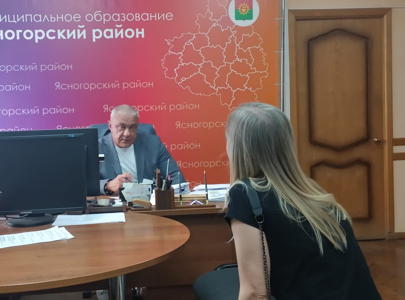 28 мая 2025 года глава администрации муниципального образования Ясногорский район Владимир Мухин провел прием граждан по личным вопросам..