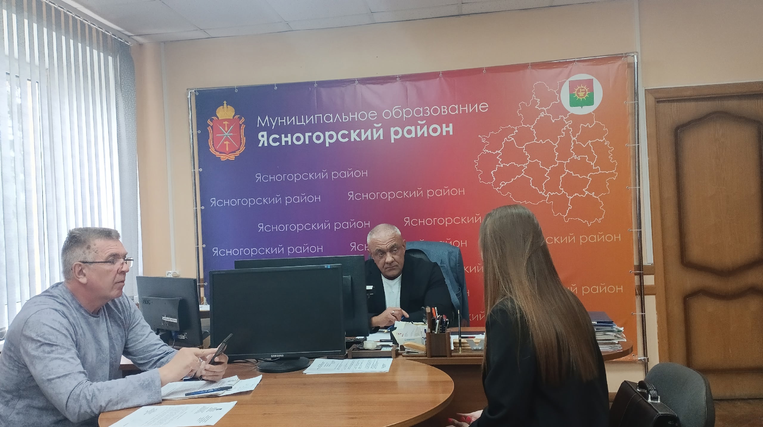 04 июня 2025 года глава администрации муниципального образования Ясногорский район Владимир Мухин провел прием граждан по личным вопросам..