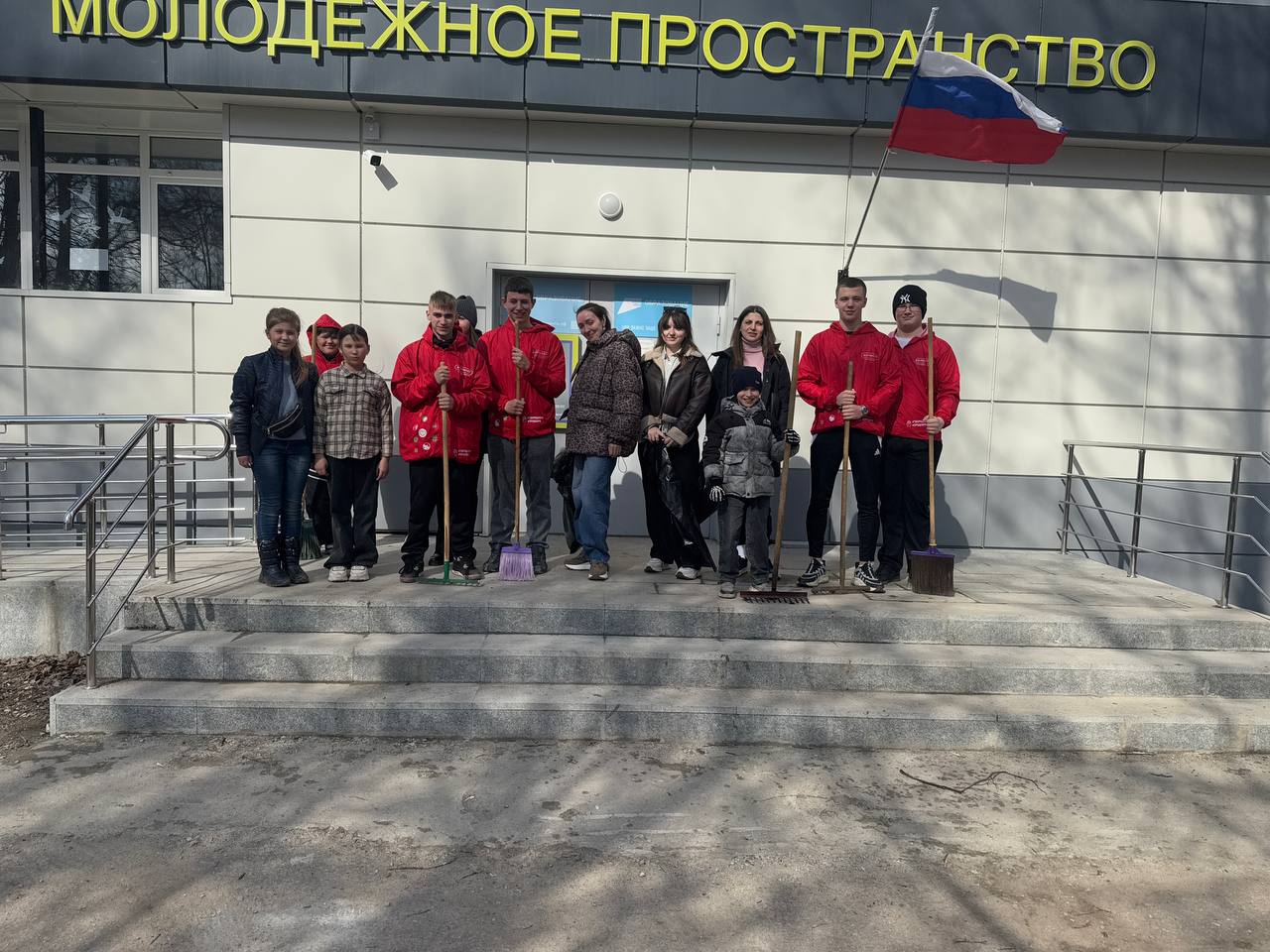 Учреждения культуры, спорта и молодежной политики Ясногорского района активно включились в работу по благоустройству территорий и поддержанию чистоты.