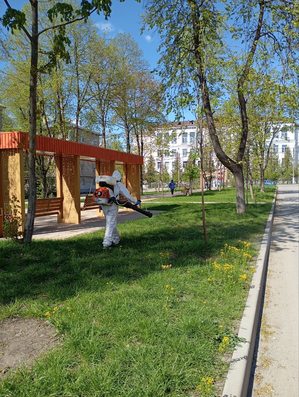 В Ясногорске провели обработку от клещей.