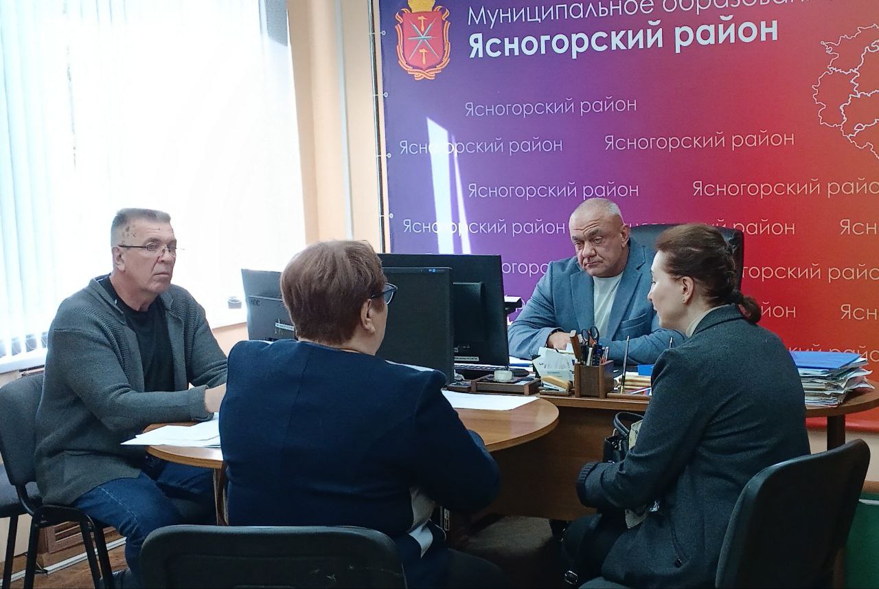 21 мая 2025 года глава администрации муниципального образования Ясногорский район Владимир Мухин провел прием граждан по личным вопросам..