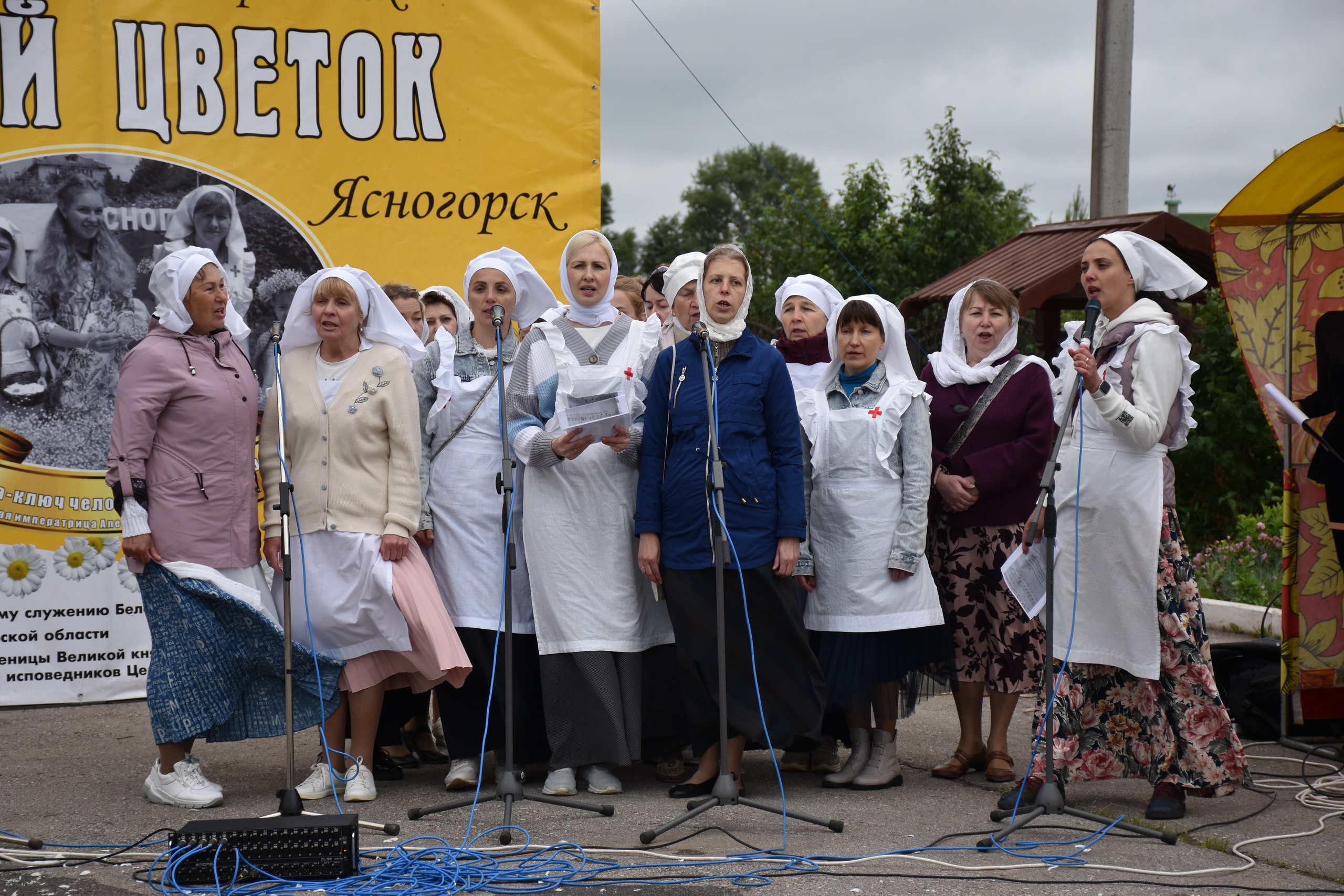 На территории храма Новомучеников и исповедников Церкви Русской состоялся праздник Белого цветка..