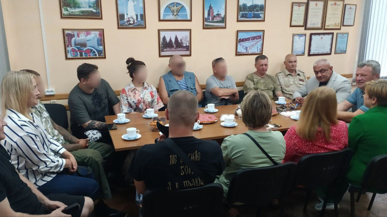 Глава администрации муниципального образования Ясногорский район Владимир Мухин совместно с депутатом Тульской областной Думы Юрием Моисеевым в формате беседы за чашкой чая встретился с ребятами, вернувшимися из СВО.. Глава администрации муниципального образования Ясногорский район Владимир Мухин совместно с депутатом Тульской областной Думы Юрием Моисеевым в формате беседы за чашкой чая встретился с ребятами, вернувшимися из СВО..